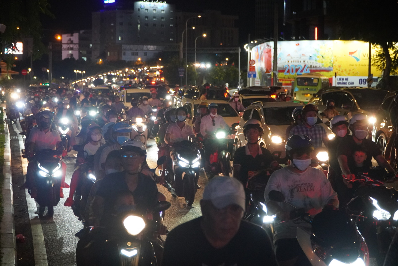Lượng phương tiện từ cầu Khánh Hội và đường Võ Văn Kiệt dồn về. Thêm vào đó, khu vực đường Nguyễn Huệ đang diễn ra sự kiện văn nghệ khiến giao thông trên đường Tôn Đức Thắng bị ùn ứ. Lượng phương tiện từ cầu Khánh Hội và đường Võ Văn Kiệt dồn về. Thêm vào đó, khu vực đường Nguyễn Huệ đang diễn ra sự kiện văn nghệ khiến giao thông trên đường Tôn Đức Thắng bị ùn ứ.