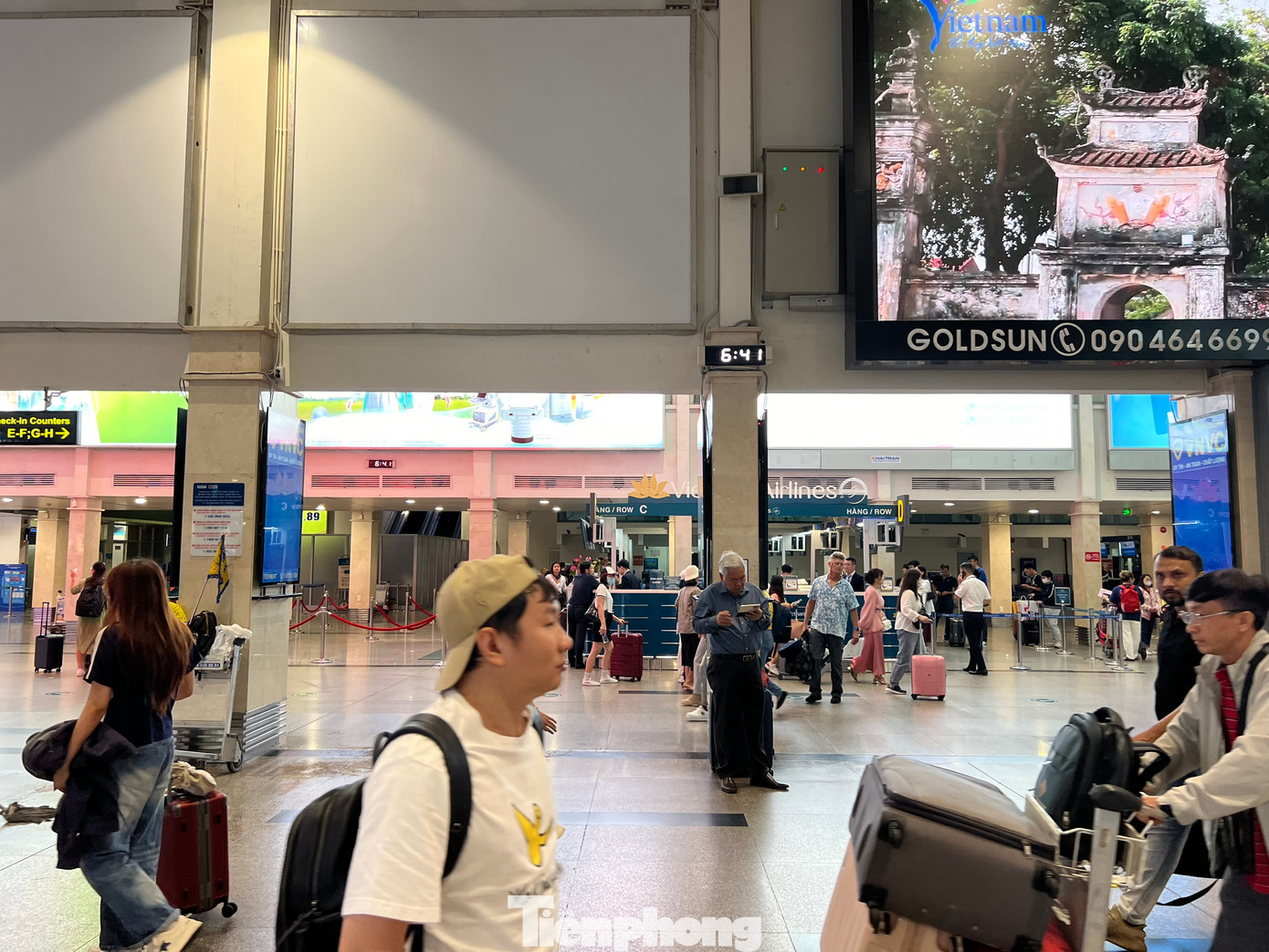 Trong khi đó, tại sân bay Tân Sơn Nhất, do lượng hành khách có phần giảm so với cao điểm Tết Nguyên đán nên khu vực sân bay khá thông thoáng.