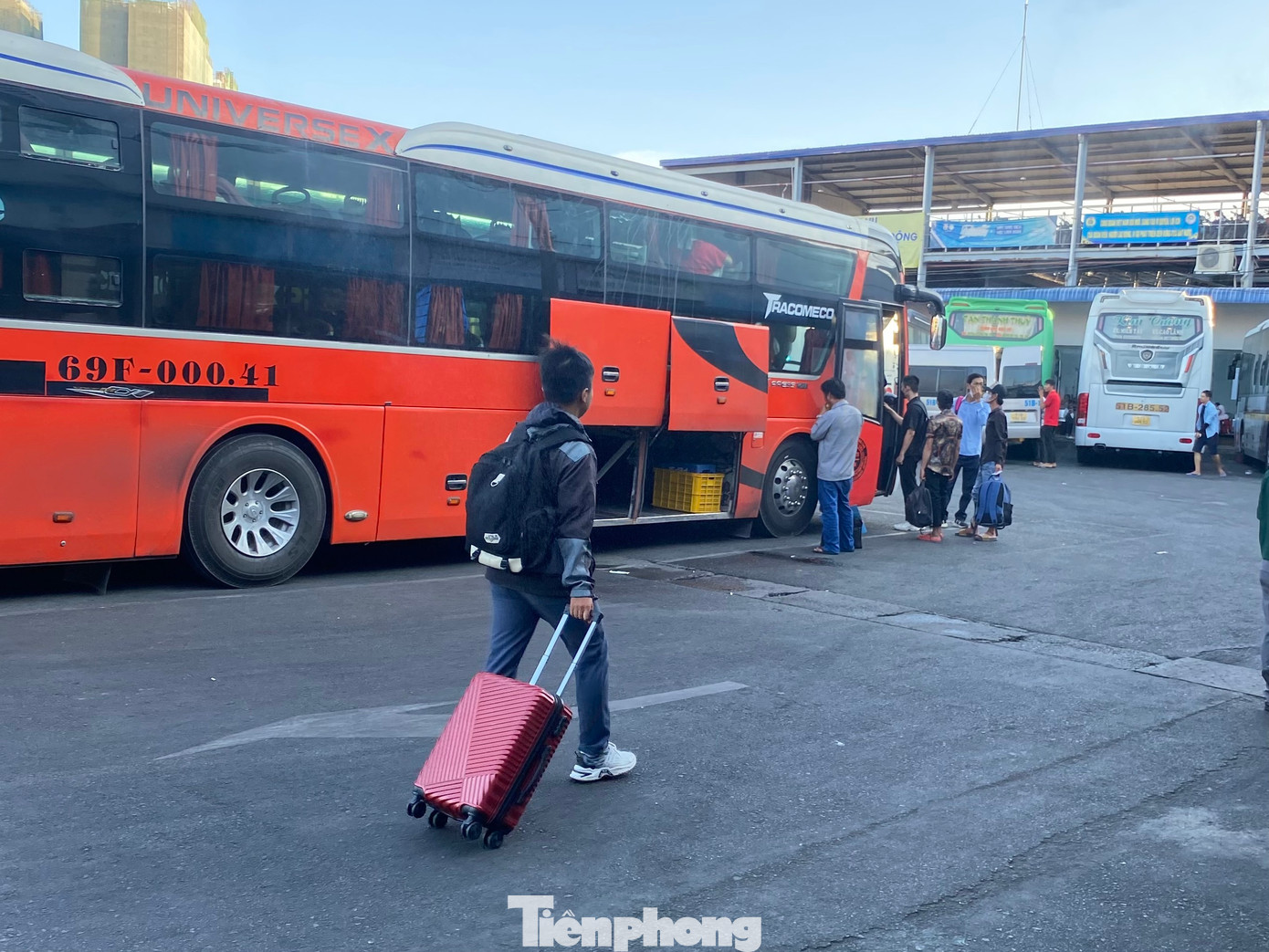 Người dân lỉnh kỉnh đồ đạc đón xe về quê nghỉ lễ. Người dân lỉnh kỉnh đồ đạc đón xe về quê nghỉ lễ.