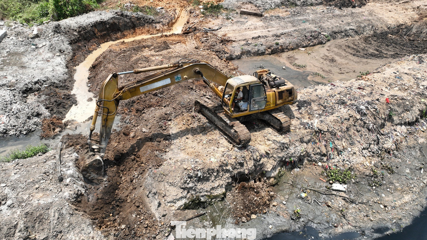 Tập đoàn Thuận An cam kết vẫn tiếp tục triển khai thi công theo hợp đồng 2 gói thầu XL-05 và XL-06, không làm ảnh hưởng tiến độ chung của dự án xây dựng hạ tầng và cải tạo môi trường kênh Tham Lương - Bến Cát - rạch Nước Lên. Trong ảnh: Trên công trường gói thầu XL6, việc thi công vẫn đang diễn ra. Tập đoàn Thuận An cam kết vẫn tiếp tục triển khai thi công theo hợp đồng 2 gói thầu XL-05 và XL-06, không làm ảnh hưởng tiến độ chung của dự án xây dựng hạ tầng và cải tạo môi trường kênh Tham Lương - Bến Cát - rạch Nước Lên. Trong ảnh: Trên công trường gói thầu XL6, việc thi công vẫn đang diễn ra.