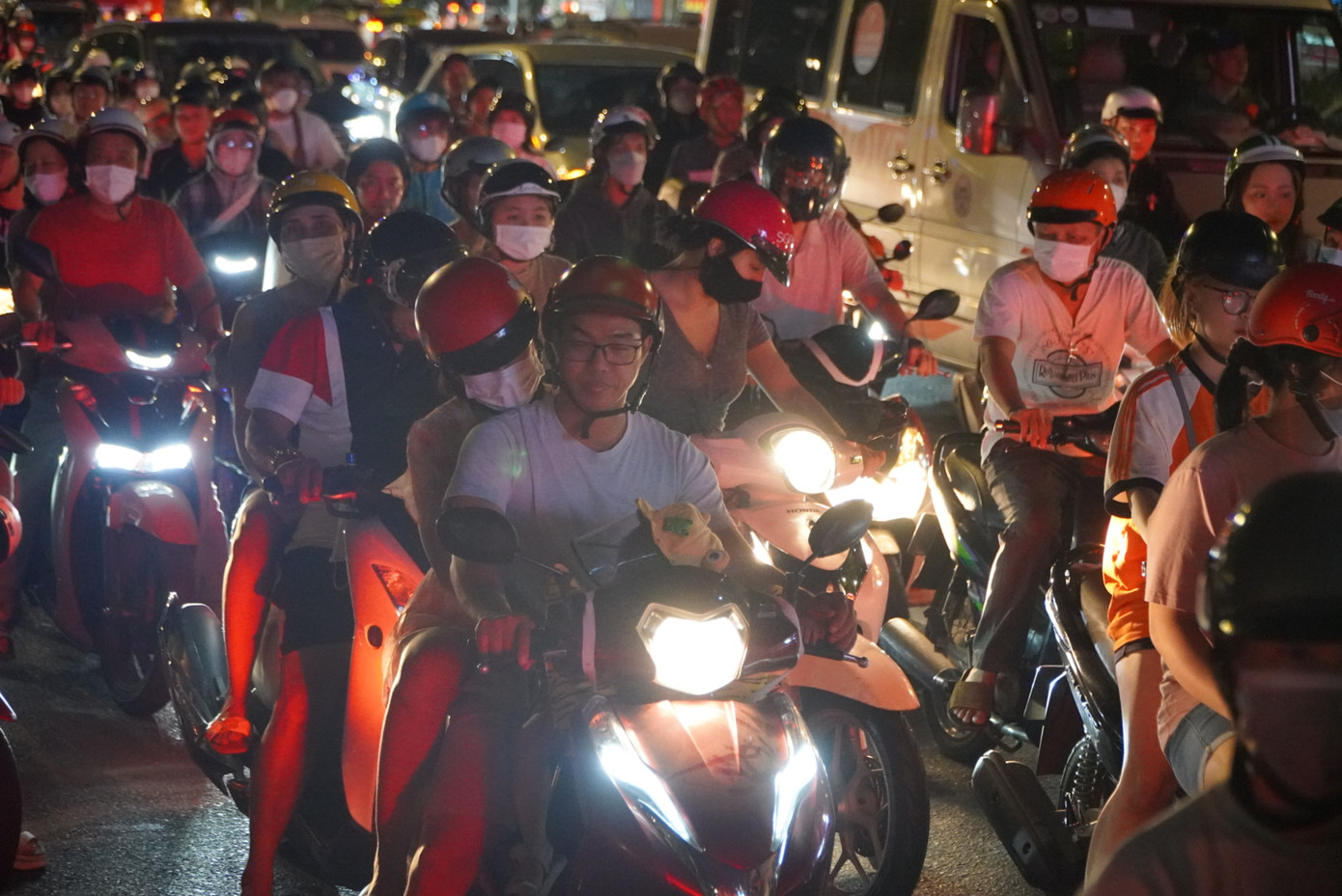 Đường Tôn Đức Thắng (đoạn từ cầu Khánh Hội đến đường Đồng Khởi) xảy ra tình trạng ùn ứ nghiêm trọng nhất. Đường Tôn Đức Thắng (đoạn từ cầu Khánh Hội đến đường Đồng Khởi) xảy ra tình trạng ùn ứ nghiêm trọng nhất.