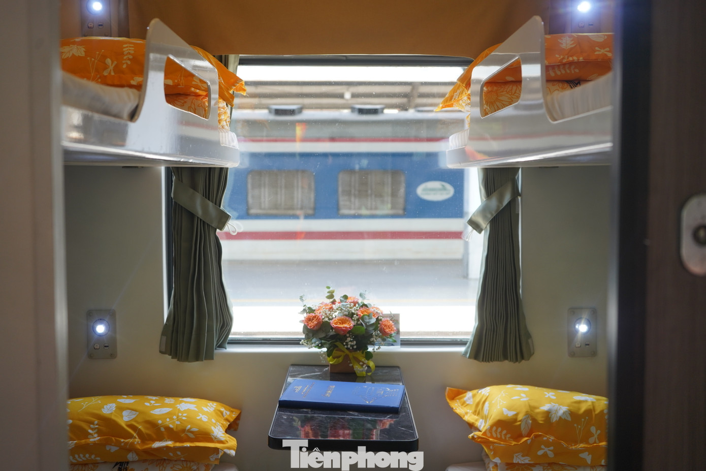 Nội thất 2 đoàn tàu SE21 và SE22 được nâng cấp, chỉnh trang. Việc nâng cấp bao gồm các hạng mục: Mở rộng không gian buồng vệ sinh, thay thế thiết bị tại buồng vệ sinh và khoang rửa; sơn mới thành xe theo mẫu sơn mới, tân trang giường, thành vách - trần Composite, dán thành vách bên trong phòng khách; phun 3D cánh cửa buồng khách tạo nên điểm nhấn về mỹ thuật,...