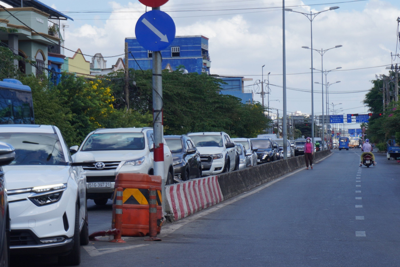 Trong khi đó, từ sáng đến trưa, tại khu vực phà Cái Lái (kết nối TP Thủ Đức, TPHCM với huyện Nhơn Trạch, tỉnh Đồng Nai), các phương tiện cũng xếp hàng dài hàng ki lô mét. Trong khi đó, từ sáng đến trưa, tại khu vực phà Cái Lái (kết nối TP Thủ Đức, TPHCM với huyện Nhơn Trạch, tỉnh Đồng Nai), các phương tiện cũng xếp hàng dài hàng ki lô mét.