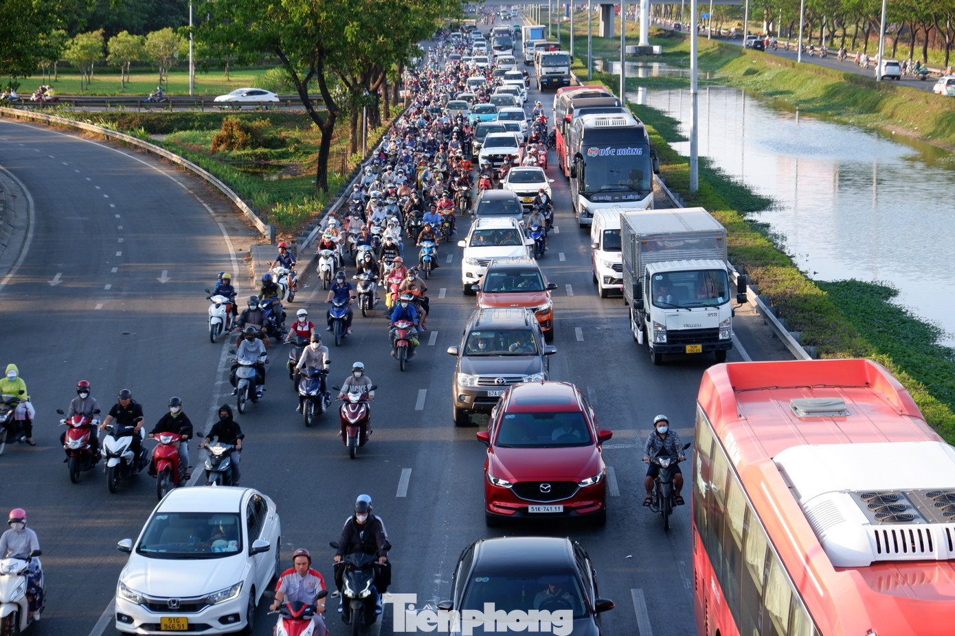 Chiều 26/4, kết thúc ngày làm việc trước kỳ nghỉ 30/4-1/5, giao thông trên tuyến quốc lộ 1 (hướng TPHCM về các tỉnh, thành miền Tây Nam bộ) trở nên đông đúc. Chiều 26/4, kết thúc ngày làm việc trước kỳ nghỉ 30/4-1/5, giao thông trên tuyến quốc lộ 1 (hướng TPHCM về các tỉnh, thành miền Tây Nam bộ) trở nên đông đúc.