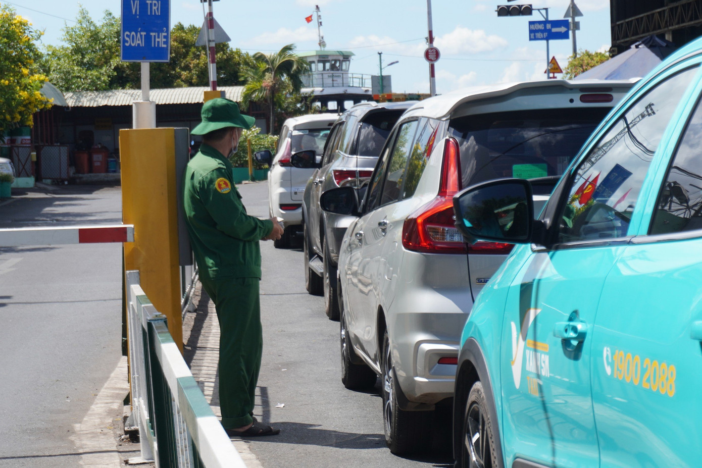 Nhân viên phà Cát Lái thu tiền vé từ xa để giảm ùn ứ cho khu vực đầu bến phía bờ TPHCM. Nhân viên phà Cát Lái thu tiền vé từ xa để giảm ùn ứ cho khu vực đầu bến phía bờ TPHCM.