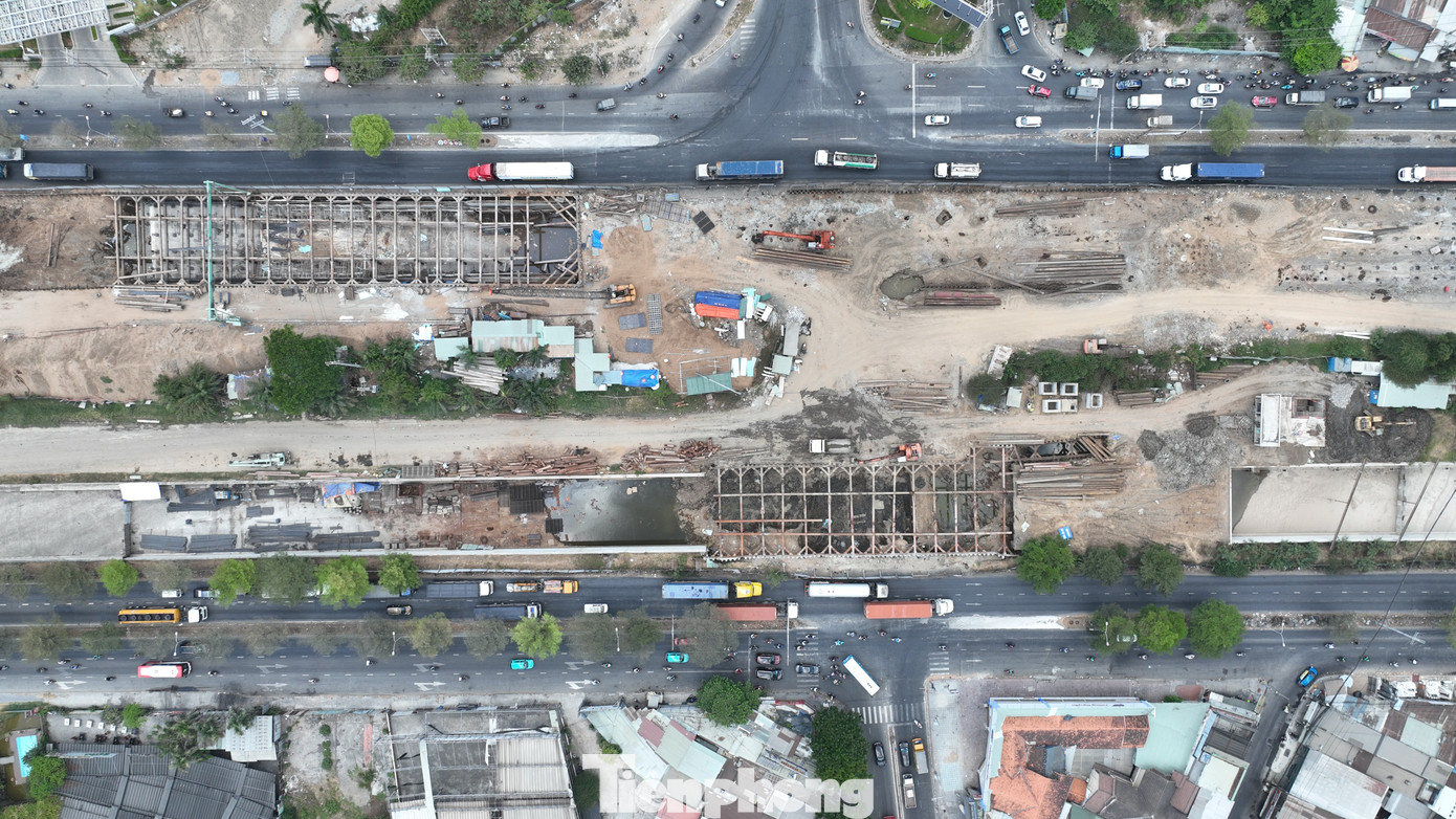 Ngoài các gói thầu trên, hiện nay Tập đoàn Thuận An còn tham gia trong liên danh các nhà thầu thi công gói thầu XL5, Dự án đường vành đai 3 TPHCM và XL 2 Dự án xây dựng hầm chui Nguyễn Văn Linh - Nguyễn Hữu Thọ, quận 7, do Ban Quản lý dự án đầu tư xây dựng các công trình giao thông TPHCM (Ban Giao thông) làm chủ đầu tư. Ngoài các gói thầu trên, hiện nay Tập đoàn Thuận An còn tham gia trong liên danh các nhà thầu thi công gói thầu XL5, Dự án đường vành đai 3 TPHCM và XL 2 Dự án xây dựng hầm chui Nguyễn Văn Linh - Nguyễn Hữu Thọ, quận 7, do Ban Quản lý dự án đầu tư xây dựng các công trình giao thông TPHCM (Ban Giao thông) làm chủ đầu tư.