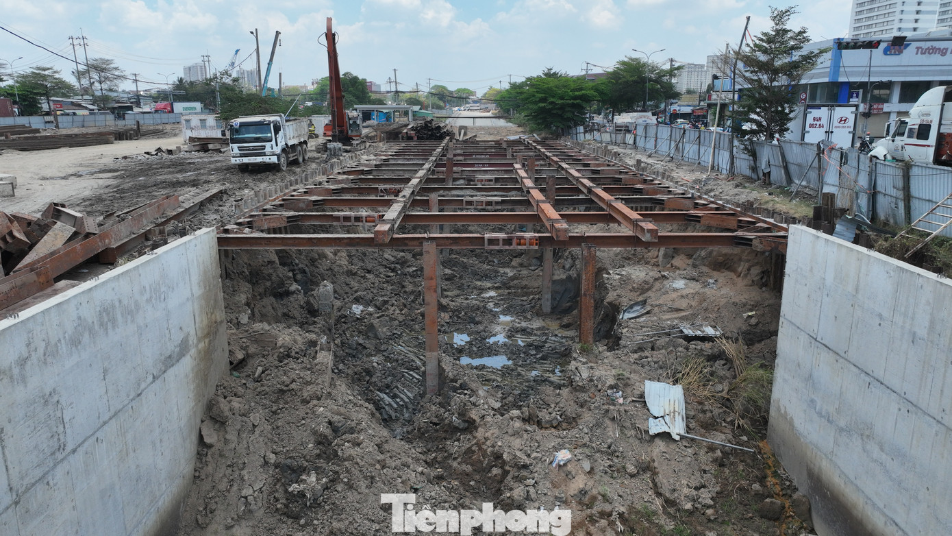 Ngày 17/4, Ban Giao thông TPHCM nhận được văn bản của Tập đoàn Thuận An thông báo về việc ông Trần Đức Khoa - Phó Tổng Giám đốc Công ty Cổ phần Tập đoàn Thuận An được ủy quyền điều hành toàn bộ hoạt động sản xuất kinh doanh của Tập đoàn Thuận An (thực hiện tất cả quyền và nghĩa vụ của người đại diện pháp luật) kể từ ngày 5/4. Ngày 17/4, Ban Giao thông TPHCM nhận được văn bản của Tập đoàn Thuận An thông báo về việc ông Trần Đức Khoa - Phó Tổng Giám đốc Công ty Cổ phần Tập đoàn Thuận An được ủy quyền điều hành toàn bộ hoạt động sản xuất kinh doanh của Tập đoàn Thuận An (thực hiện tất cả quyền và nghĩa vụ của người đại diện pháp luật) kể từ ngày 5/4.