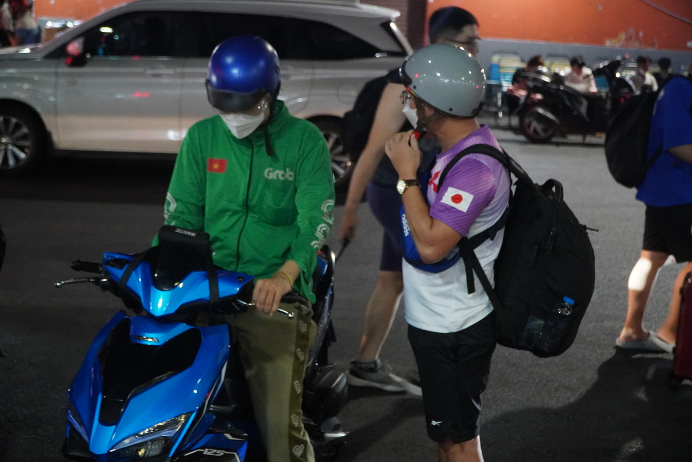 Trong khi đó, đêm 26 và rạng sáng 27/4, có rất đông người dân đến bến xe Miền Tây (quận Bình Tân) để đón xe về quê nghỉ lễ.