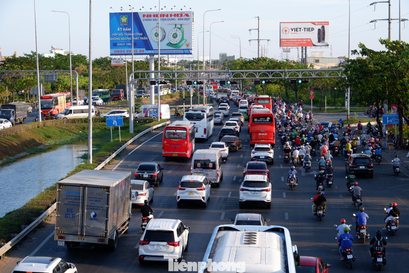 Dòng phương tiện kéo dài hàng km di chuyển chậm vào chiều 26/4. Dòng phương tiện kéo dài hàng km di chuyển chậm vào chiều 26/4.