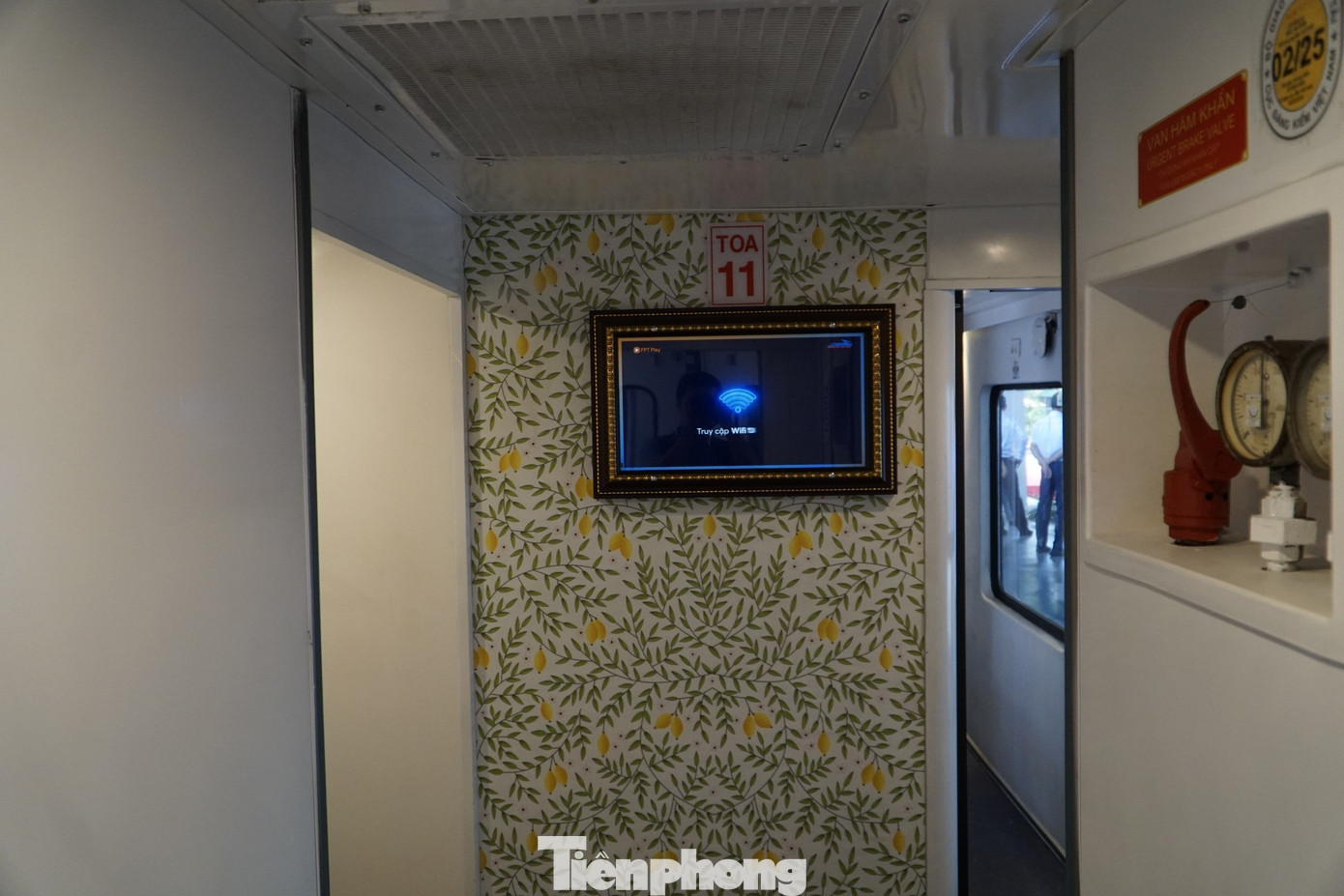 Đây là một trong hai đoàn tàu đầu tiên (gồm tàu Huế - Đà Nẵng “Hành trình kết nối di sản miền Trung” và SE21/22) được lắp đặt wifi trên tàu phục vụ hành khách miễn phí.