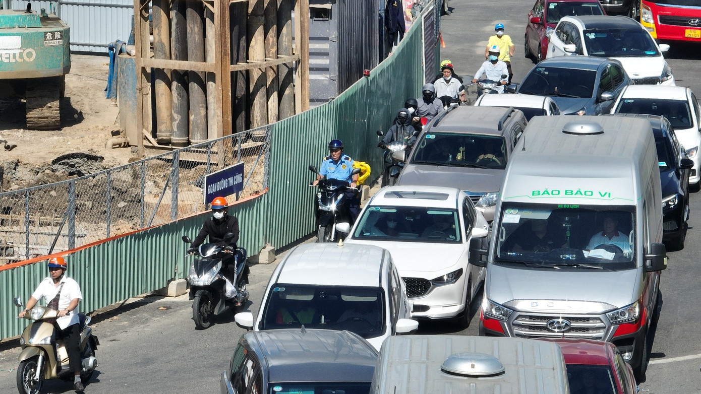 Tuy nhiên, thời điểm này, lực lượng chức năng làm nhiệm vụ đã tiến hành đóng cao tốc, đồng thời hướng dẫn nhiều phương tiện quay đầu, chọn lộ trình di chuyển khác. Tuy nhiên, thời điểm này, lực lượng chức năng làm nhiệm vụ đã tiến hành đóng cao tốc, đồng thời hướng dẫn nhiều phương tiện quay đầu, chọn lộ trình di chuyển khác.