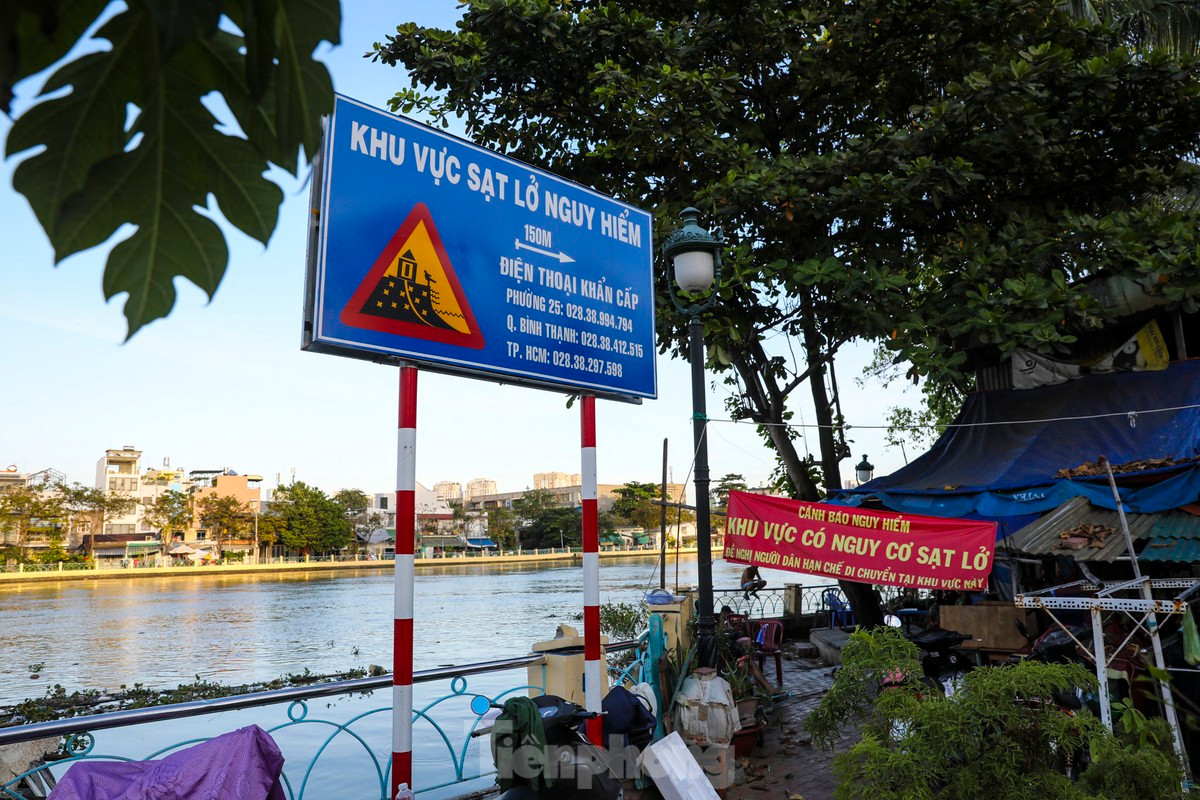 Khu vực sạt lở được gắn bảng cảnh báo. Ảnh: Duy Anh Khu vực sạt lở được gắn bảng cảnh báo. Ảnh: Duy Anh