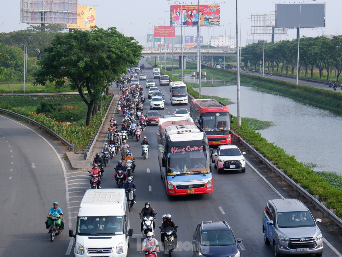Khu vực quốc lộ 1 gần vòng xoay An Lạc (quận Bình Tân) thường xuyên đông đúc phương tiện trong dịp nghỉ lễ. Ảnh: Hữu Huy