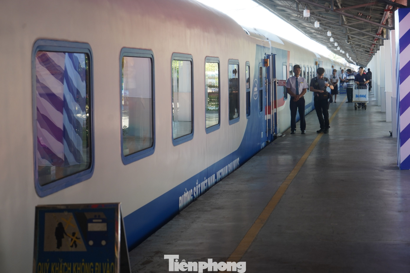 Đôi tàu SE21/SE22 sẽ chạy mỗi ngày 1 chuyến chặng Sài Gòn - Đà Nẵng và ngược lại. Cụ thể, tàu SE21 khởi hành tại Đà Nẵng lúc 8h15 và đến ga Sài Gòn lúc 4h15 ngày hôm sau; tàu SE22 khởi hành tại ga Sài Gòn lúc 11h và đến ga Đà Nẵng lúc 6h5 phút ngày hôm sau.