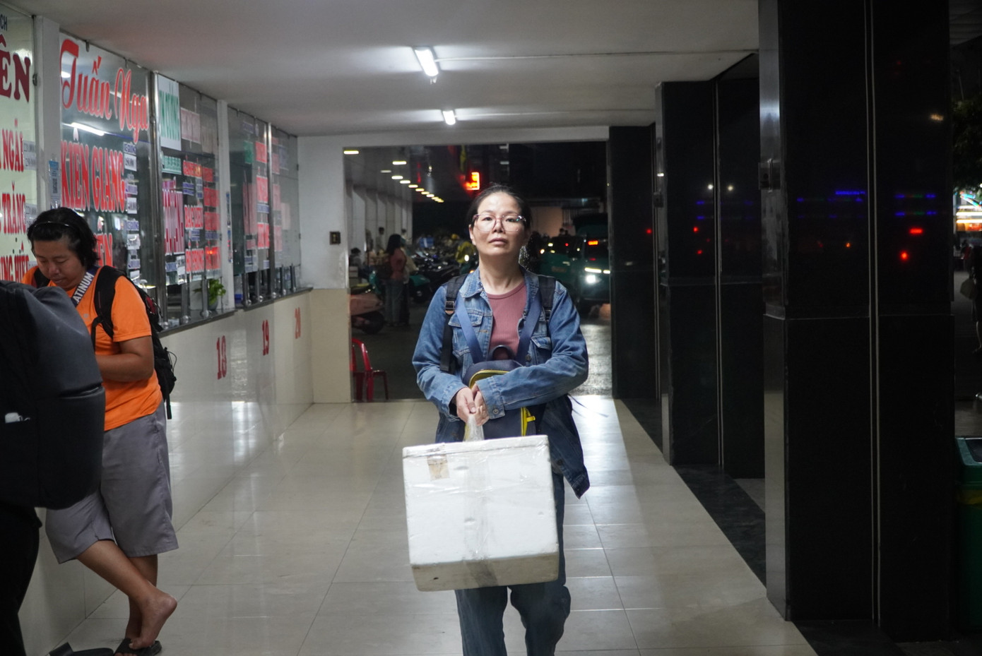 Trong khi đó, đêm 26 và rạng sáng 27/4, có rất đông người dân đến bến xe Miền Tây (quận Bình Tân) để đón xe về quê nghỉ lễ.