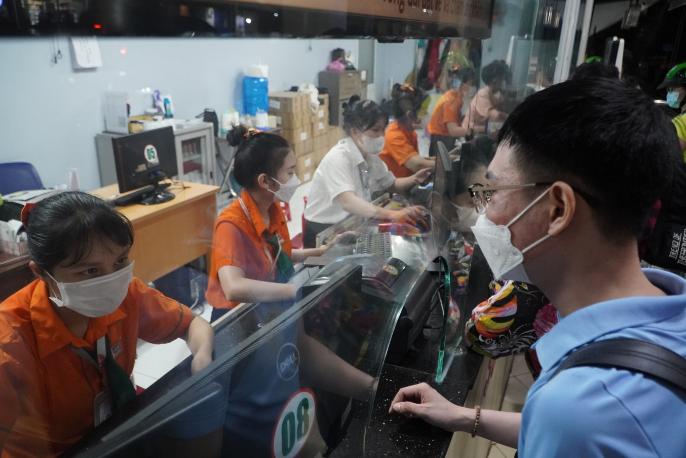 Bến xe Miền Tây dự báo ngày cao điểm là hôm nay (27/4), hành khách xuất bến có thể đạt 61.300 khách/ngày và lượng xe xuất bến 2.100 xe/ngày so với ngày thường sản lượng khách tăng hơn 120% và sản lượng xe tăng hơn 64%.