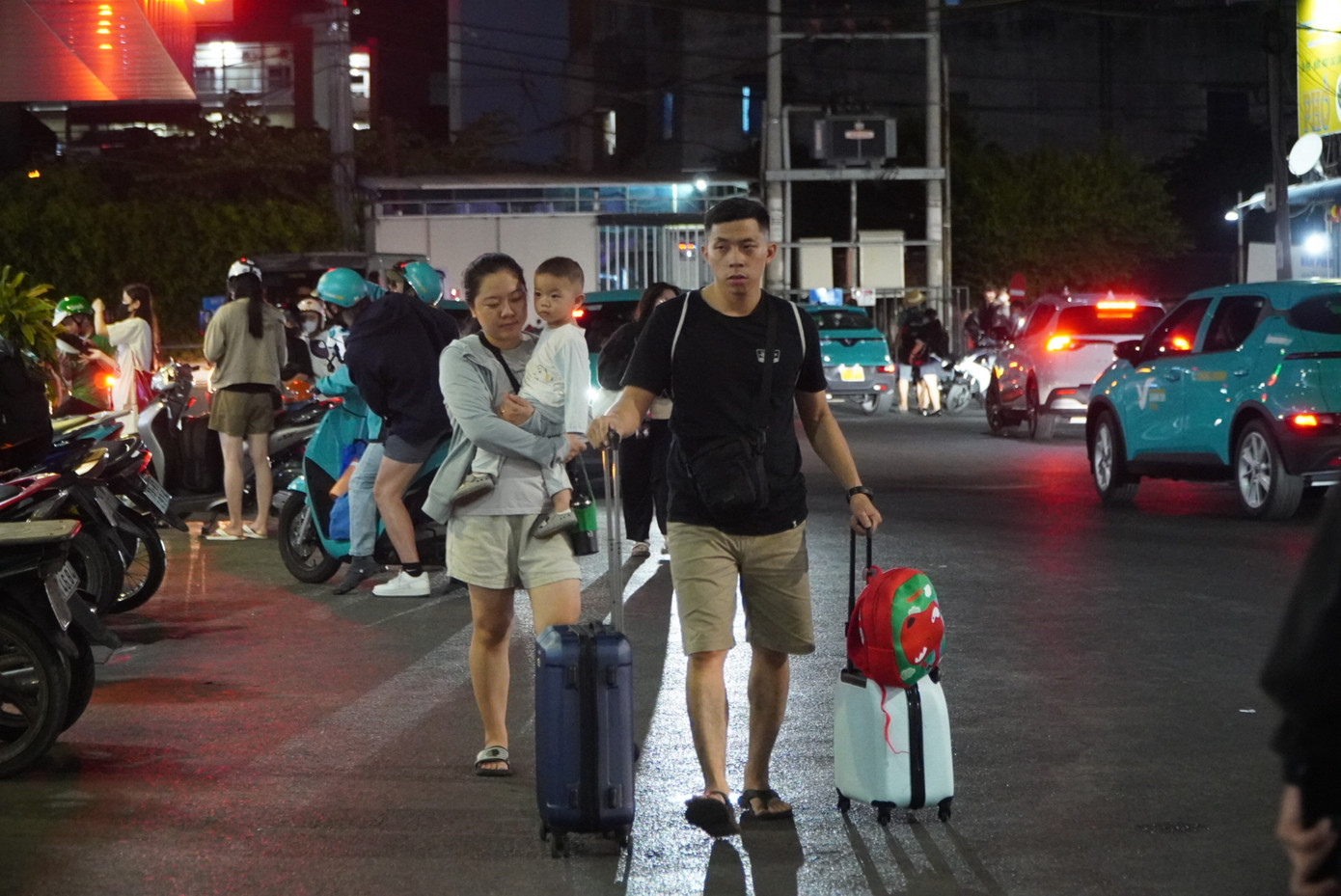 Trong khi đó, đêm 26 và rạng sáng 27/4, có rất đông người dân đến bến xe Miền Tây (quận Bình Tân) để đón xe về quê nghỉ lễ.