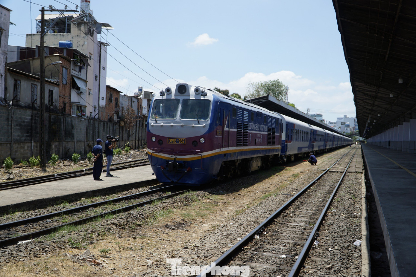 Để tạo điểm nhấn nhận diện, vỏ các toa tàu đều được sơn mới theo tone màu trắng xám và xanh với hình ảnh chủ đạo là hình ảnh chim Hạc trên trống đồng Đông Sơn – biểu tượng gắn liền với văn hoá Việt.