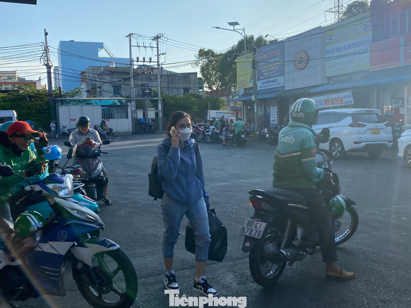 Người dân lỉnh kỉnh đồ đạc đón xe về quê nghỉ lễ. Người dân lỉnh kỉnh đồ đạc đón xe về quê nghỉ lễ.