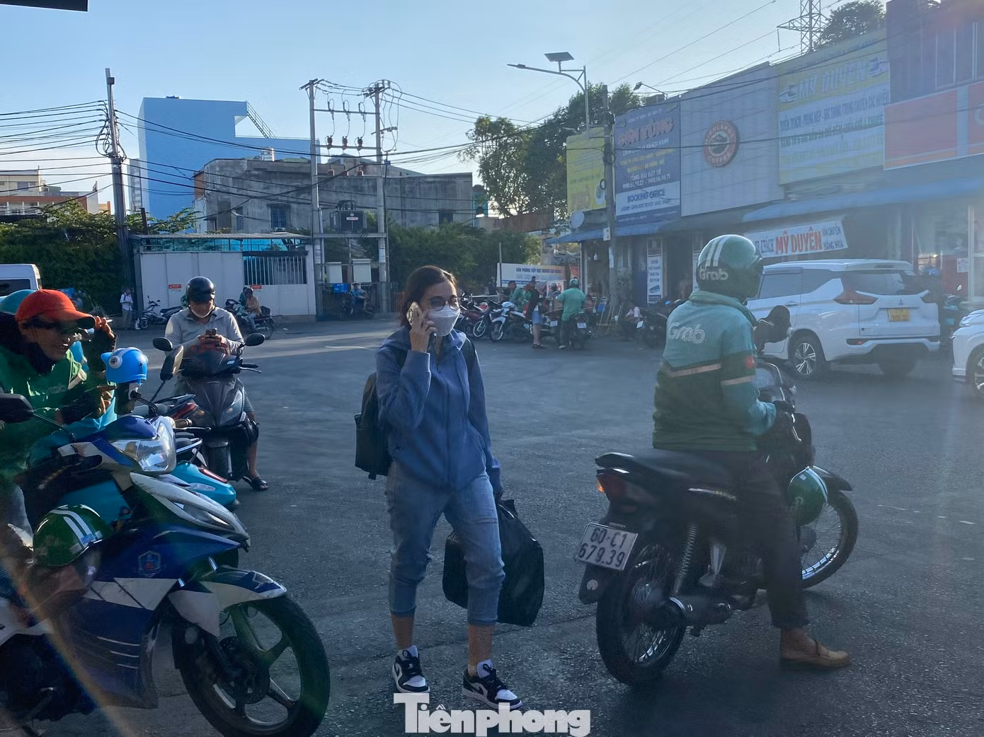 Người dân lỉnh kỉnh đồ đạc đón xe về quê nghỉ lễ.