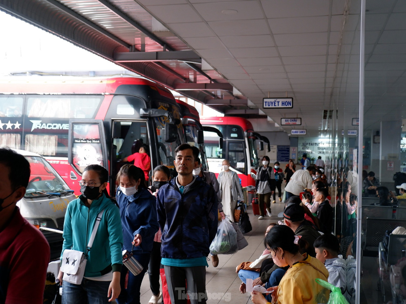 Hành khách tại bến xe Miền Tây (quận Bình Tân). Hành khách tại bến xe Miền Tây (quận Bình Tân).