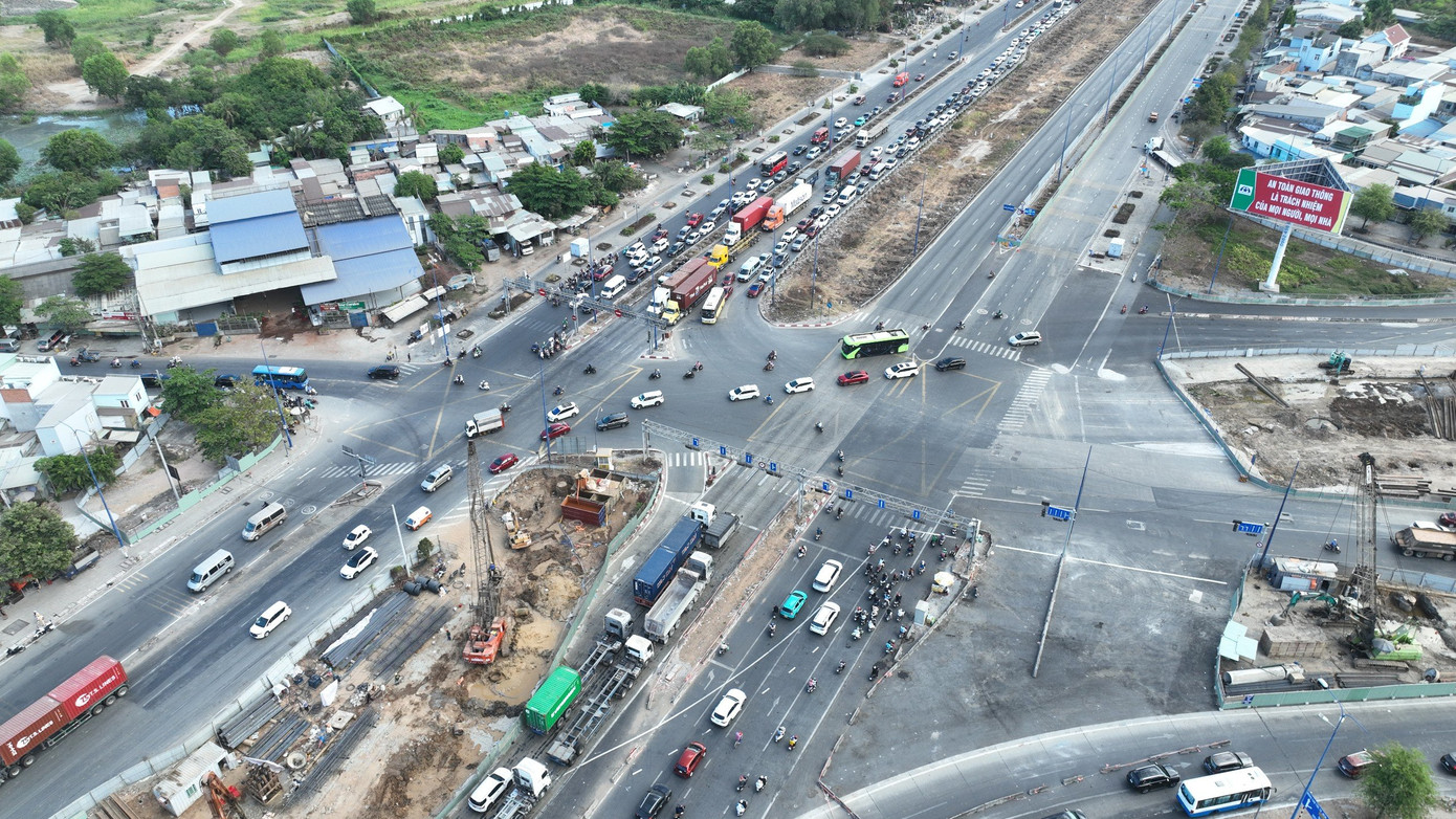 Giao thông khu vực cửa ngõ phía Đông TPHCM ùn ứ trong ngày thứ hai của kỳ nghỉ lễ. Giao thông khu vực cửa ngõ phía Đông TPHCM ùn ứ trong ngày thứ hai của kỳ nghỉ lễ.