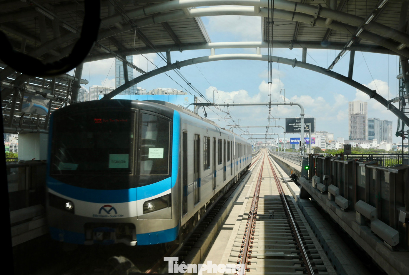 Ông Hoàng Mai Tùng – Giám đốc Ban Quản lý Dự án 1 (Bến Thành – Suối Tiên), thuộc Ban Quản lý Đường sắt đô thị (MAUR) cho biết cho biết hiện tuyến metro số 1 đạt 98% tiến độ dự án. Công tác thử nghiệm và đánh giá an toàn các đoàn tàu của tuyến metro số 1 đã được tiến hành từ năm 2023 đến nay.