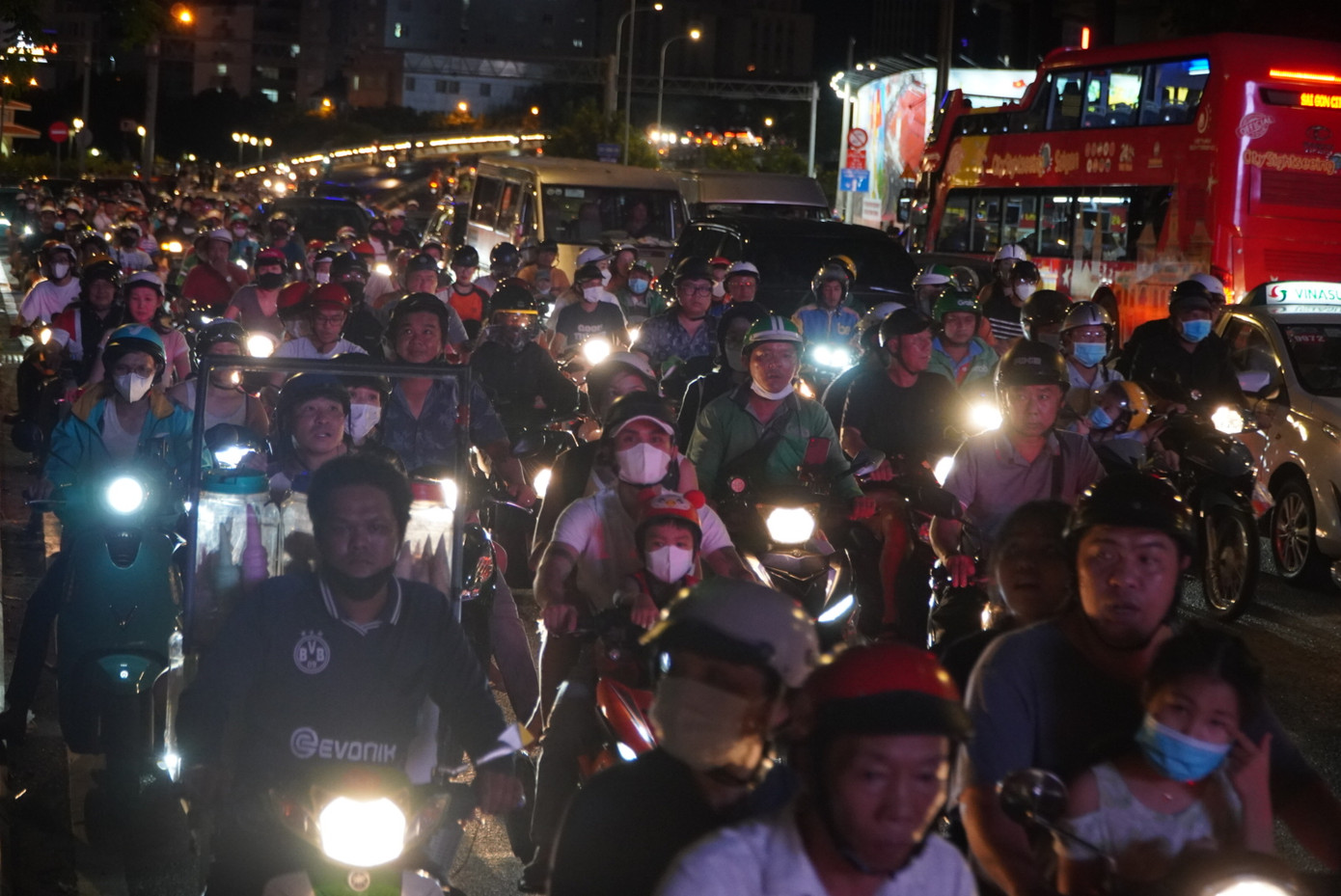 Dòng phương tiện di chuyển chậm qua khu vực bị ùn ứ giao thông. Dòng phương tiện di chuyển chậm qua khu vực bị ùn ứ giao thông.
