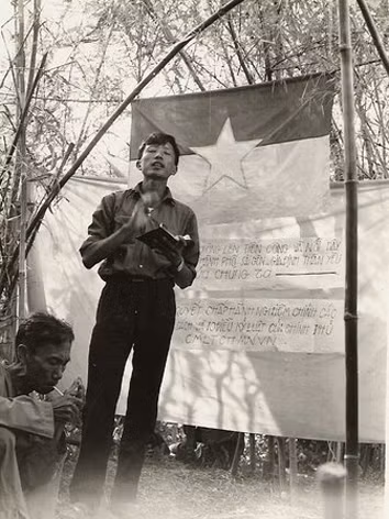 Kiều Xuân Long, phổ biến 10 điều quy định của Chính phủ Cách mạng Lâm thời miền Nam Việt Nam (1975). Kiều Xuân Long, phổ biến 10 điều quy định của Chính phủ Cách mạng Lâm thời miền Nam Việt Nam (1975)