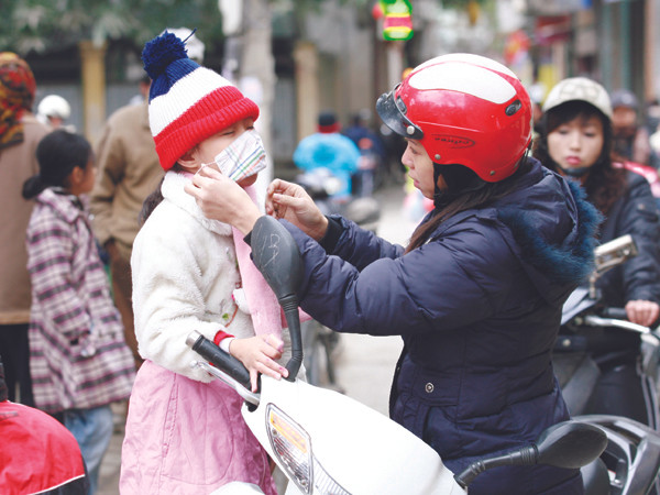 Sức khoẻ con trẻ là mối quan tâm hàng đầu của phụ huynh trong những ngày rét đậm Ảnh: Hồng Vĩnh