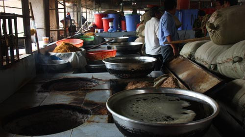 Dầu ăn được cơ sở chế biến hành phi của ông Lê Văn Trọng chiên đi chiên lại đến mức đen ngòm - Ảnh: N.Triều Dầu ăn được cơ sở chế biến hành phi của ông Lê Văn Trọng chiên đi chiên lại đến mức đen ngòm - Ảnh: N.Triều