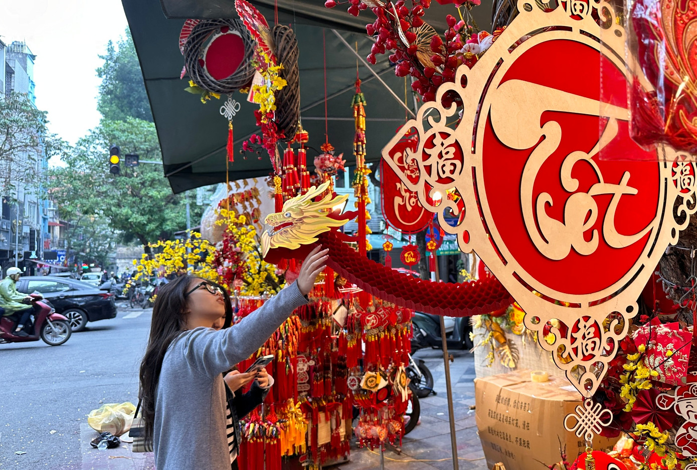 Chuẩn bị đón Tết Rồng ở phố Hàng Mã, Hà Nội. Ảnh: Như Ý.