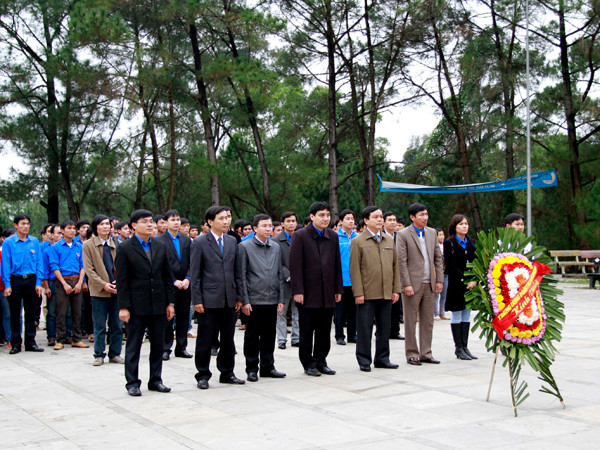 Cùng với đại diện lãnh đạo, đoàn viên thanh niên địa phương, đoàn công tác đã đến Nghĩa trang Trường Sơn, dâng hương tri ân Chủ tịch Hồ Chí Minh và các anh hùng liệt sĩ