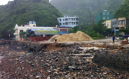 Tại đảo Cát Bà, bờ kè cũng bị sóng đánh vỡ tan đoạn dài 50 m