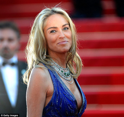 Nữ minh tinh trang điểm nhẹ nhàng và sử dụng nữ trang rất sang trọng, bí ẩn