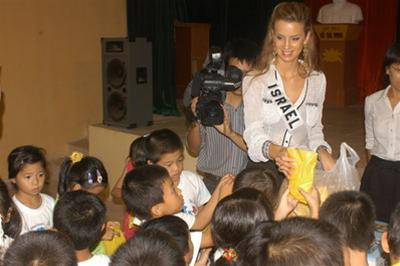 Ôm các em nhỏ của làng trẻ Birla và cùng vui thích xem các em biểu diễn. HH Shunit Faragi dạy các em làng trẻ Birla điệu nhảy của đất nước mình. "Chúng ta cùng hát và nhảy nhé". Shunit và Efrat cùng hát một bài hát thiếu nhi Israel. HH Israel kể cho các em ở làng trẻ Birla câu chuyện "Người đàn bà và cây kim đan kì diệu" Các em chăm chú nghe cô đọc. 3 bình nóng lạnh được tặng cho trẻ em của Làng Birla, Hà Nội. Đích thân Hoa hậu Israel Shunit Faragi trao quà tận tay cho các em thiệt thòi. Kí tặng sách cho các em. Hoa hậu Israel đã từng tham gia vị trí tiền vệ cho một đội bóng khá chuyên nghiệp ở quốc gia này. Cô đã thử vài "chiêu" cho các em và phóng viên xem. Trước lúc chia tay với các em làng trẻ Birla, Hà Nội, trưa ngày 18/7/2008.