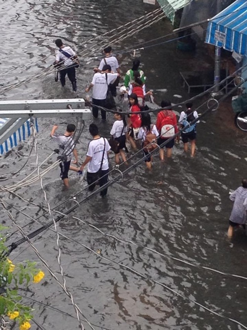 Từ tối 6/11 đến sáng 7/11, trời Sài Gòn mưa rất to, khiến nhiều nơi trong thành phố vốn không phải là điểm ngập cũng lênh láng nước. Nhiều học sinh ở quận Bình Thạnh, quận 11 đã phải dắt xe đạp lội bộ một quãng xa mới tới cổng trường. Ảnh: FB Mèo Lanh