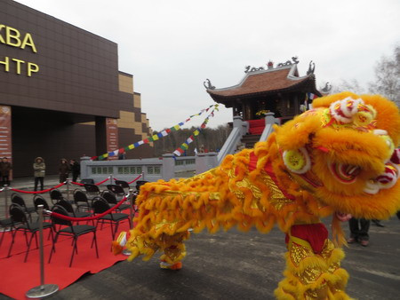 Màn múa sư tử trước khi khai trương Chùa