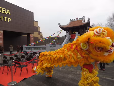 Màn múa sư tử trước khi khai trương Chùa