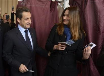 Đương kim tổng thống Pháp Sarkozy cùng phu nhân tham gia bỏ phiếu tại thủ đô Paris. Đương kim tổng thống Pháp Sarkozy cùng phu nhân tham gia bỏ phiếu tại thủ đô Paris