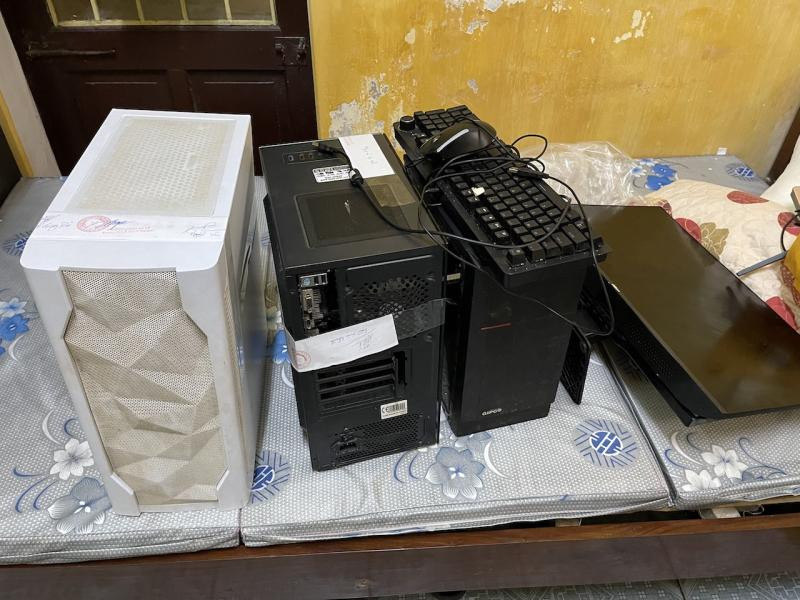 Công cụ, phương tiện các đối tượng sử dụng để làm giấy tờ giả.