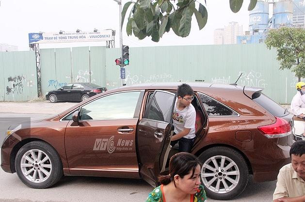 Sĩ tử đến trường thi trên chiếc xe Toyota Venza có giá hơn 1 tỷ đồng