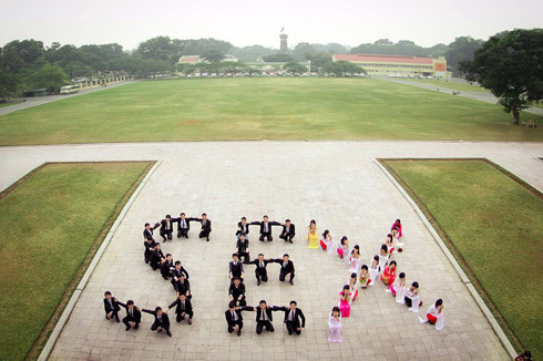 Choáng với những bộ kỷ yếu ‘Vỗ mông, hôn má, mình cưới nhau đi’ ảnh 8