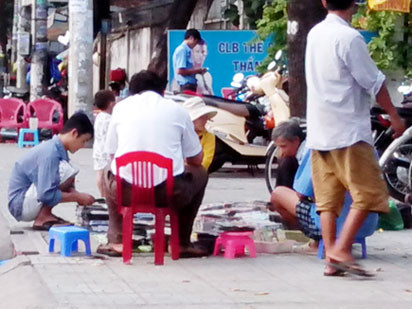 Đĩa phim “đen”, sách dung tục và thuốc kích dục được bán công khai 