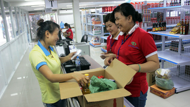 Công nhân Đặng Thị Ánh (bìa phải - làm ở khâu may giày) mua nợ 246.000 đồng thực phẩm tại siêu thị của công ty. Ảnh: Trần Hưng. Công nhân Đặng Thị Ánh (bìa phải - làm ở khâu may giày) mua nợ 246.000 đồng thực phẩm tại siêu thị của công ty. Ảnh: Trần Hưng