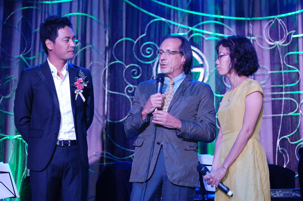 Bác sĩ Roberto DeCastro (Ý) - người phẫu thuật cho Thiện Nhân phát biểu tại đêm nhạc