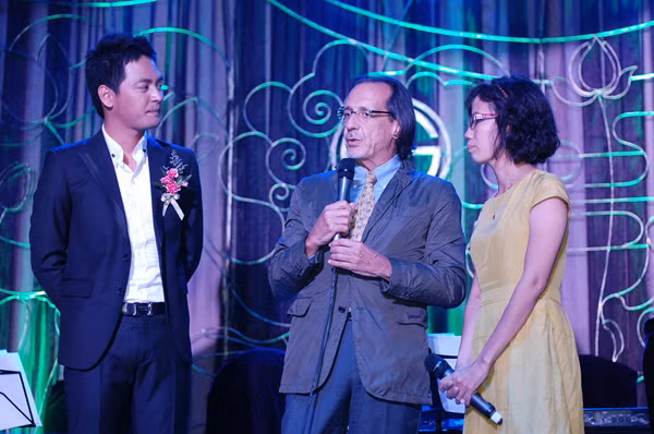 Bác sĩ Roberto DeCastro (Ý) - người phẫu thuật cho Thiện Nhân phát biểu tại đêm nhạc