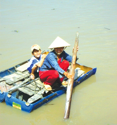 Đưa đón con đi học trên sông bất cẩn có thể gây tai nạn