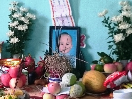 Bé 3 tuổi bị xe bán tải cán chết khi đi xem múa lân ảnh 1