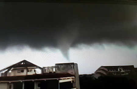 Vòi rồng đen kịt xuất hiện tại Hải Phòng ảnh 1